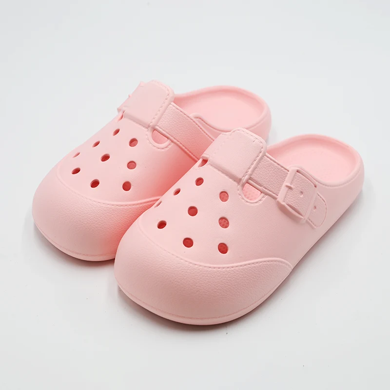 Miért válnak a lyukas papucsok a kényelem és a stílus kötelező lábbelijévé?